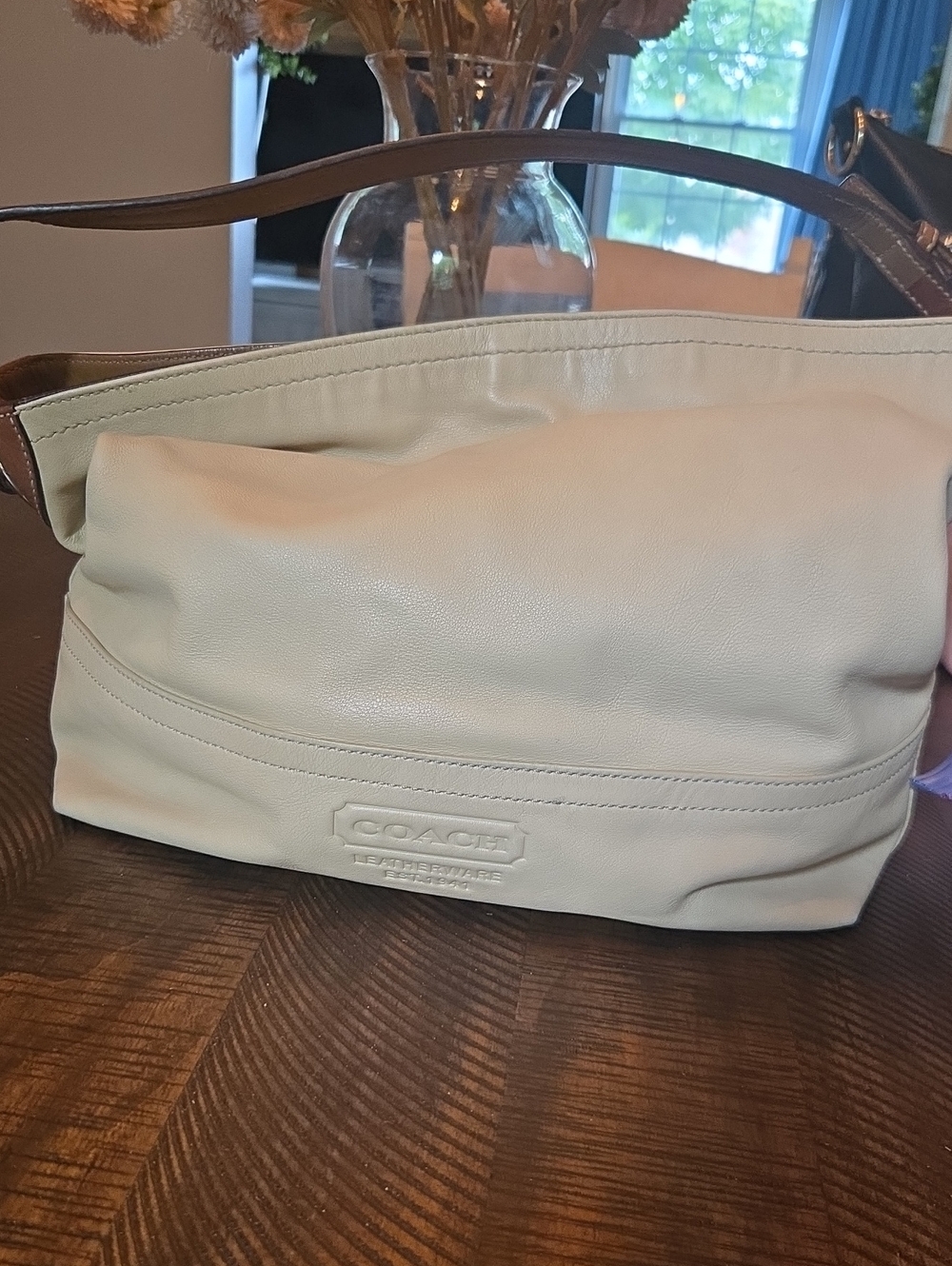 Coach Cream Leather Shoulder Bag with Brown Strap.Vintage mid-2000s Coach Soho H